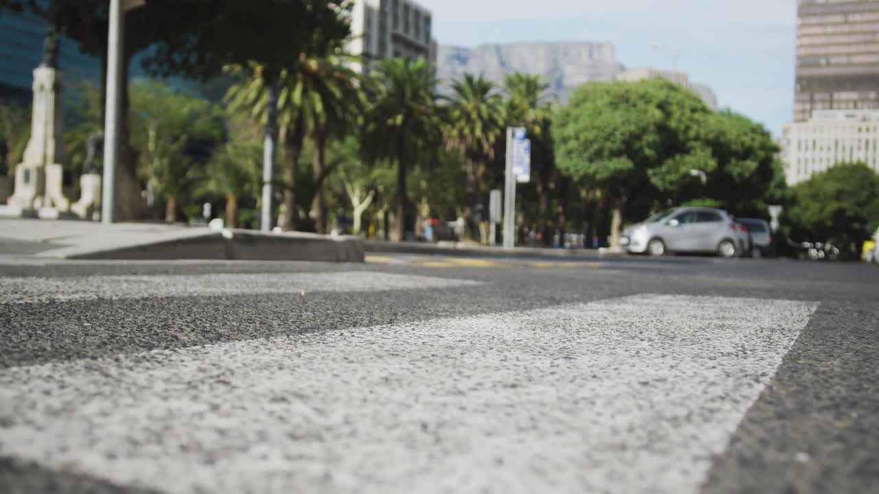 sección baja de un hombre fuera y alrededor en la calle de la ciudad con su bicicleta