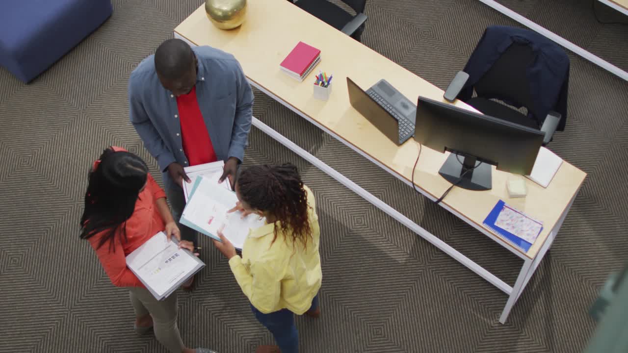 felices colegas de negocios femeninos y masculinos diversos discutiendo el trabajo en la reunión
