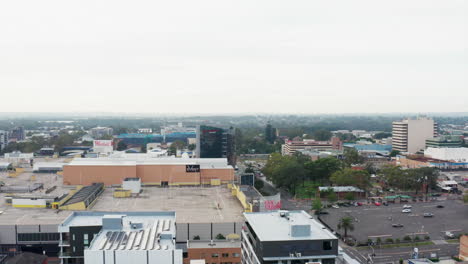 Toma-Aérea-De-Un-Dron-Deslizándose-Hacia-La-Izquierda-Para-Revelar-Una-Grúa-De-Construcción-En-El-Centro-De-La-Ciudad-De-Liverpool,-Sydney,-Australia.