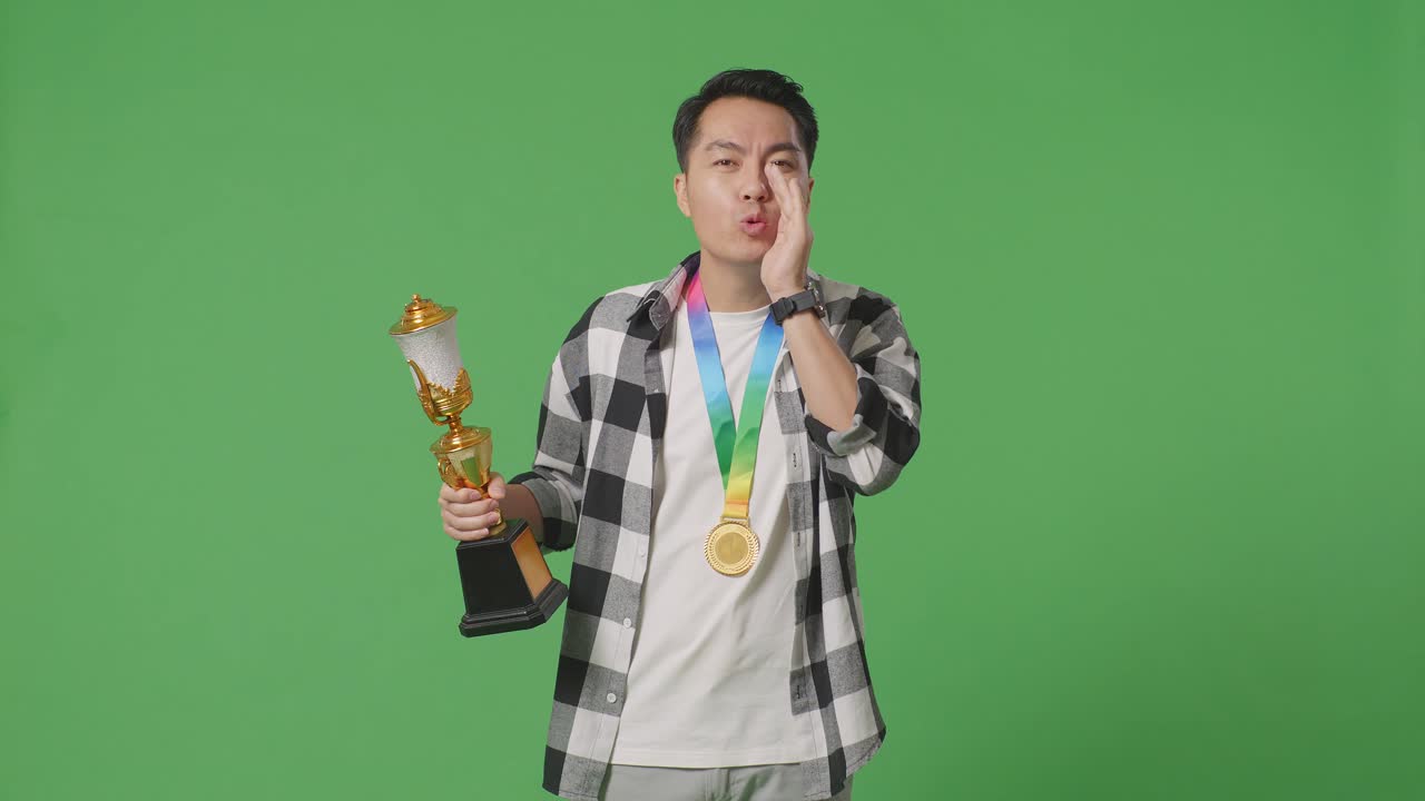 트로피 와 메달 을 가지고 승리를 축하 하는 사람