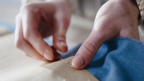 Diseñadora-De-Moda-Trabajando-Y-Creando-Ropa-Para-La-Nueva-Temporada,-Manos-Cerradas,-Mujer-Cosiendo-Con-Diferentes-Telas