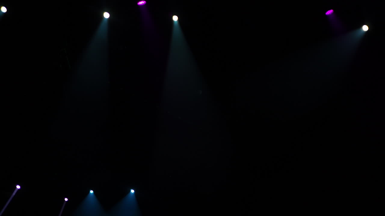 luces giratorias y destellando contra la cámara