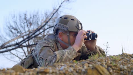 Seitenansicht-Eines-Militärsoldaten,-Der-Während-Der-Militärischen-Ausbildung-Durch-Ein-Fernglas-Schaut-4k