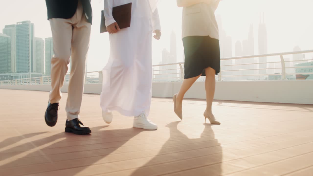 도시에서 걸어다니는 사업가들