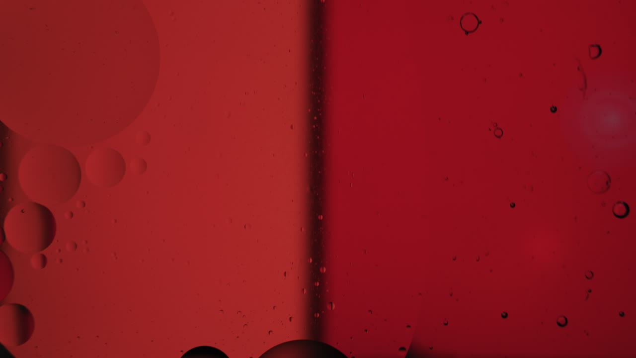 resumen: burbujas de aire coloridas circulan alrededor del fondo de colores líquidos