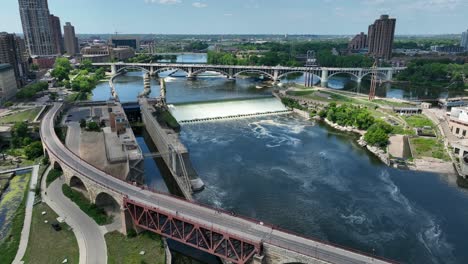 el río mississippi en mineápolis, minnesota