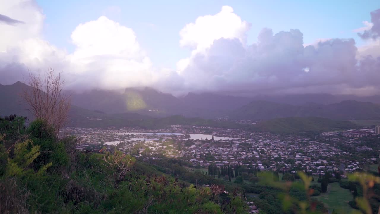 아름다운 하와이 해변은 맨 위에 필박스 몇 개가 있는 하이킹을 내려다보고 있습니다.