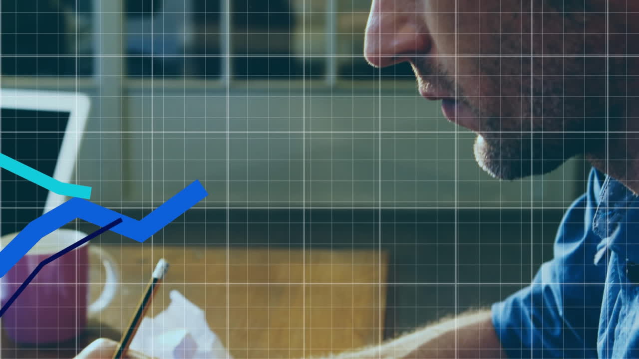 카우카시안 남자가 메모를 하는 것을 통해 금융 데이터 처리의 애니메이션