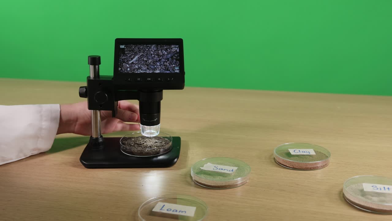 토양 플을 현미경으로 검사합니다.