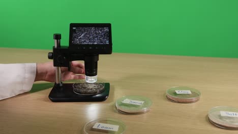 examen de muestras de suelo bajo un microscopio