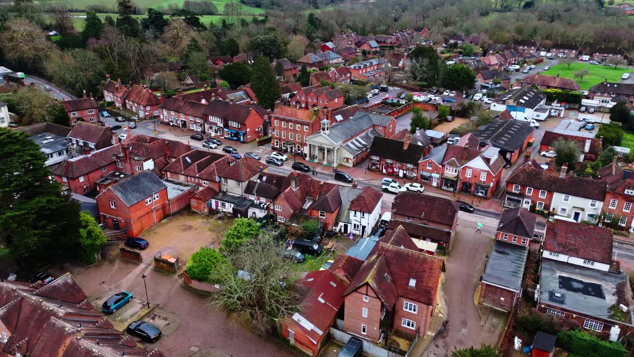 En panoramisk droneoptagelse fra luften over forstæderne til Southampton, med Botley landsbys boliger ved solnedgang på en overskyet vinterdag, med biler der passerer forbi på vejene nedenfor, forbi den lille bebyggelse i byen.