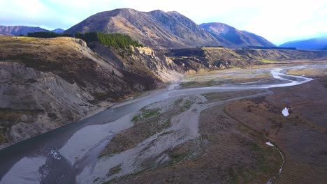 un cautivador viaje aéreo subiendo el río hope cerca del paso de lewis en los encantadores paisajes de nueva zelanda