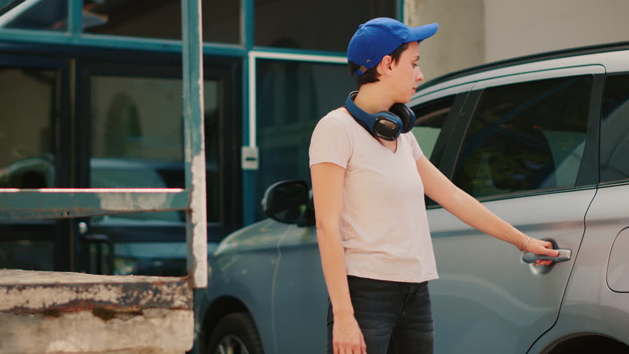 Addetto alla consegna di cibo che scende dall'auto