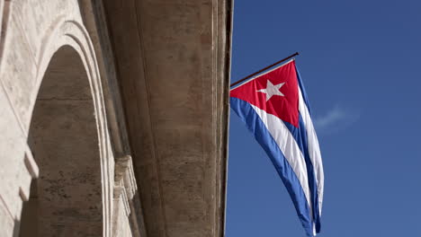 Dolly-Enthüllt-Die-Kubanische-Flagge,-Die-Am-Geländer-Eines-Gebäudes-In-Havanna-Befestigt-Ist