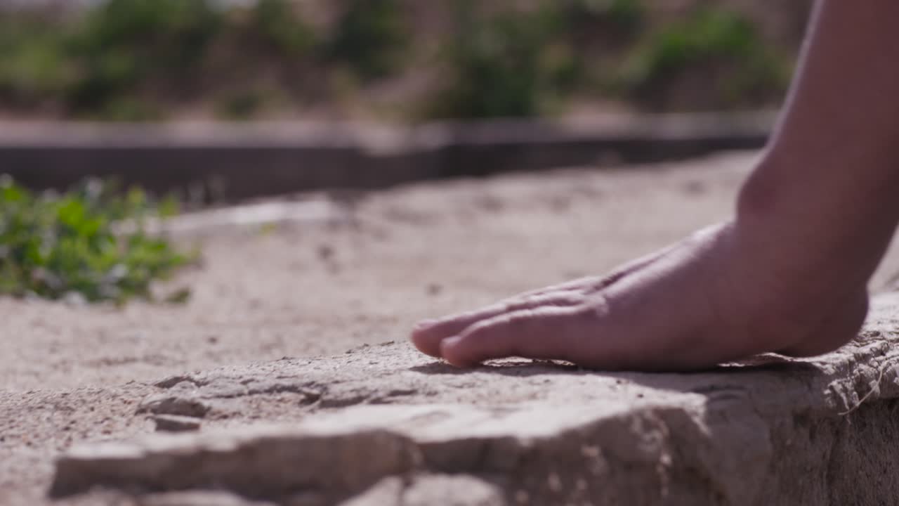 mano y pie en una pared o en el suelo