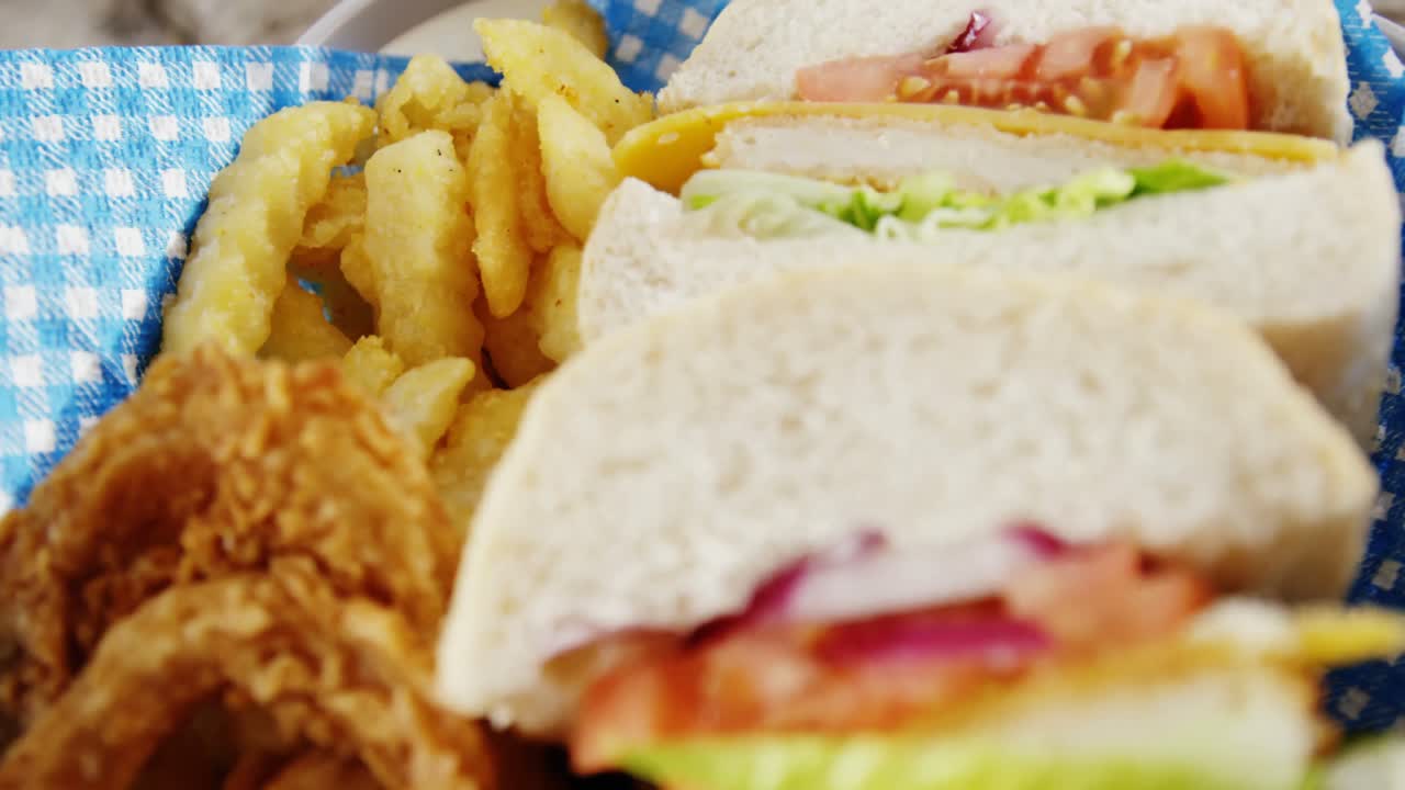 bocadillos en una canasta en una mesa de madera