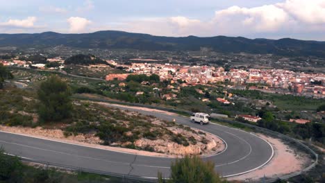 Autocaravana-Recorriendo-Las-Montañas-Verdes-Del-Mediterráneo