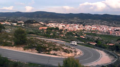 autocaravana recorriendo las montañas verdes del mediterráneo