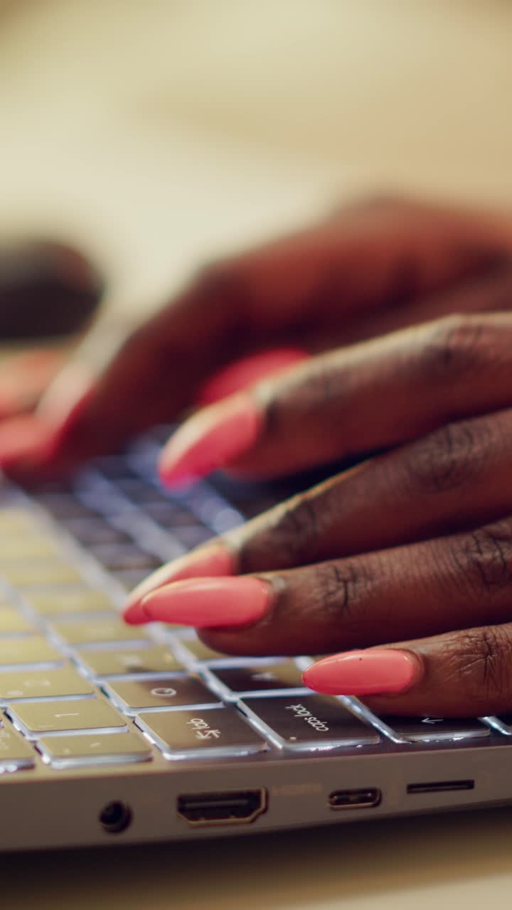 Telelavoratore verticale che digita nuove idee per storie