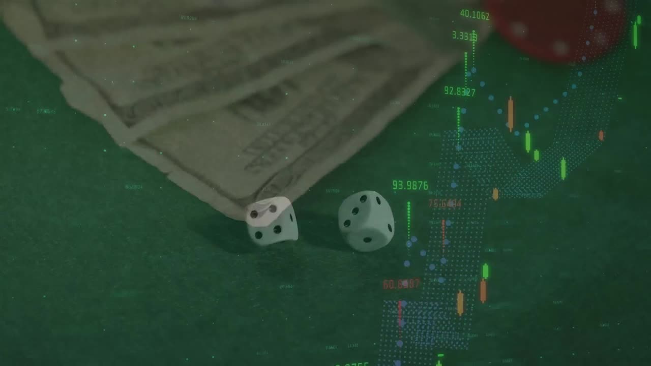 animación del procesamiento de datos financieros sobre dos dados y billetes de dólares estadounidenses en fondo verde