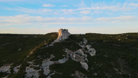 vista aérea de un acantilado de piedra blanca que sobresale del exuberante campo de provenza, francia