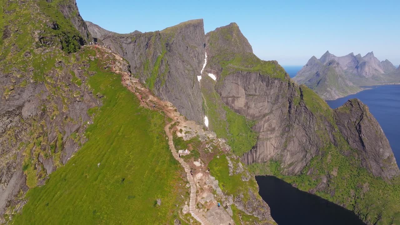 vista de pájaro sobre la cumbre de reinebringen