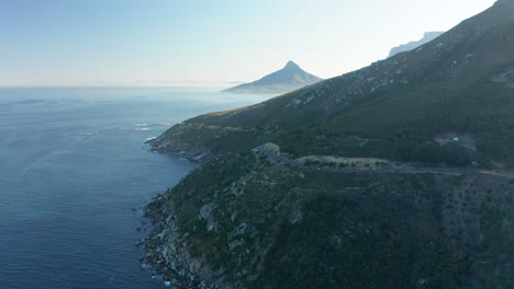 Paisaje-Costero-En-Llandudno-Al-Amanecer-En-Ciudad-Del-Cabo,-Sudáfrica---Toma-Aérea-De-Drones