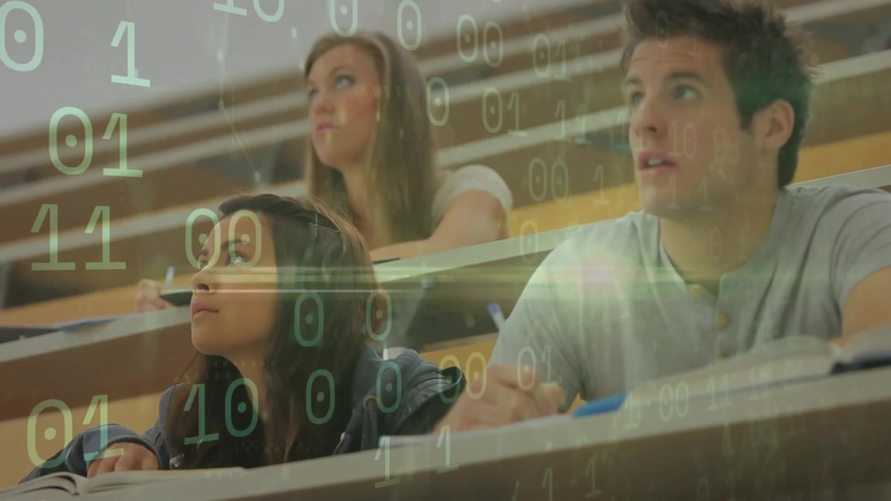 Studenten in der ersten Reihe machen sich Notizen und schauen zum Dozenten auf, um Daten aufzunehmen, mit binärem Overlay, das Technologie zeigt.