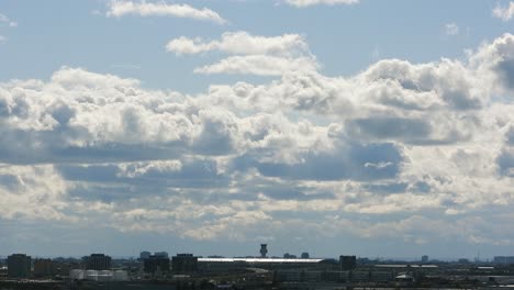 Weiße-Wolken-Ziehen-Im-Zeitraffer-über-Den-Flughafen-Toronto