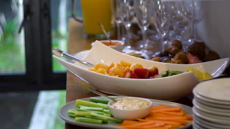 foto de una mesa de buffet con comida encima