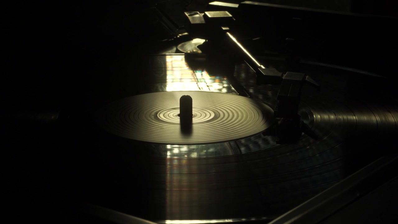 Arresto automatico della riproduzione di dischi in vinile su giradischi in luce naturale, primo piano