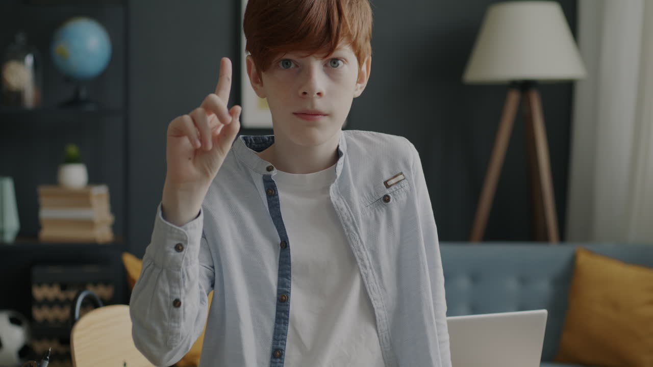 소년은 문제에 대해 생각하고 있습니다.