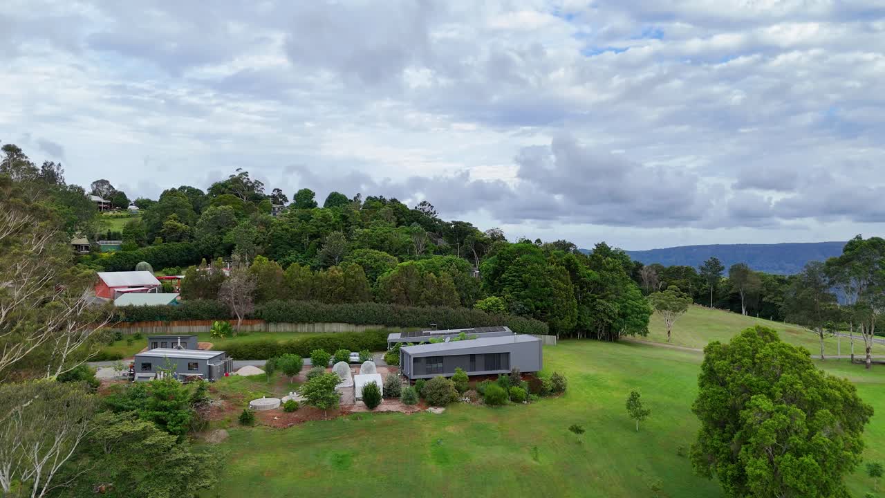 울창한 초록색으로 둘러싸인 현대적인 집