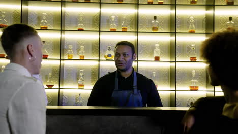 Couple-asking-for-drinks-in-the-pub