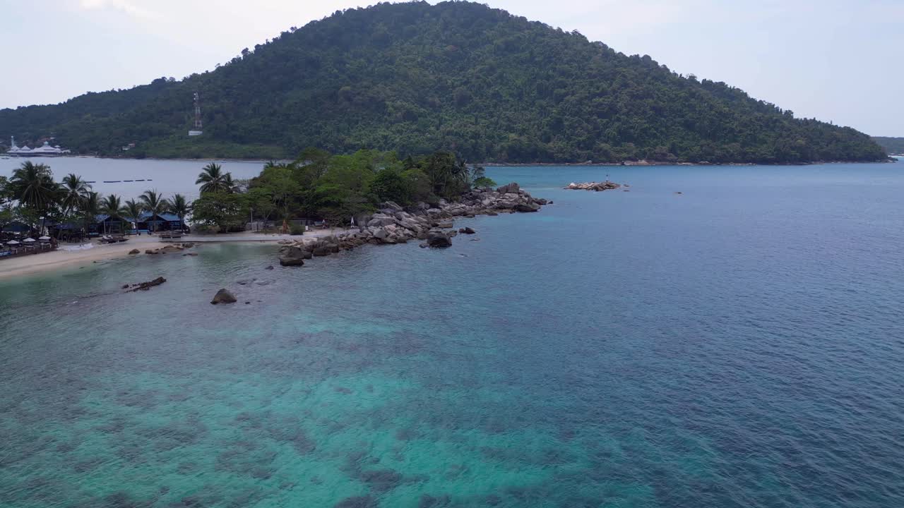 resort de una isla tropical que utiliza paneles solares para generar energía verde