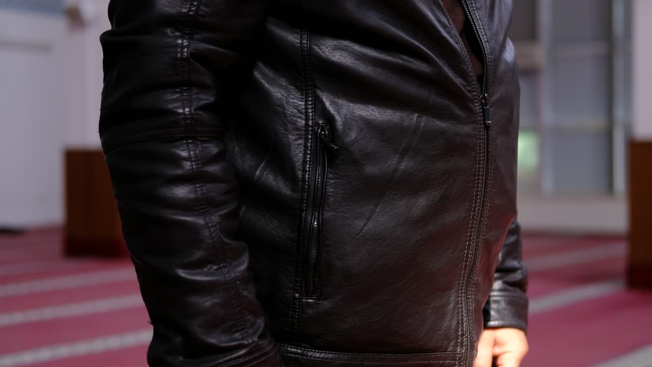 노인은 기도하고 손을 접는다