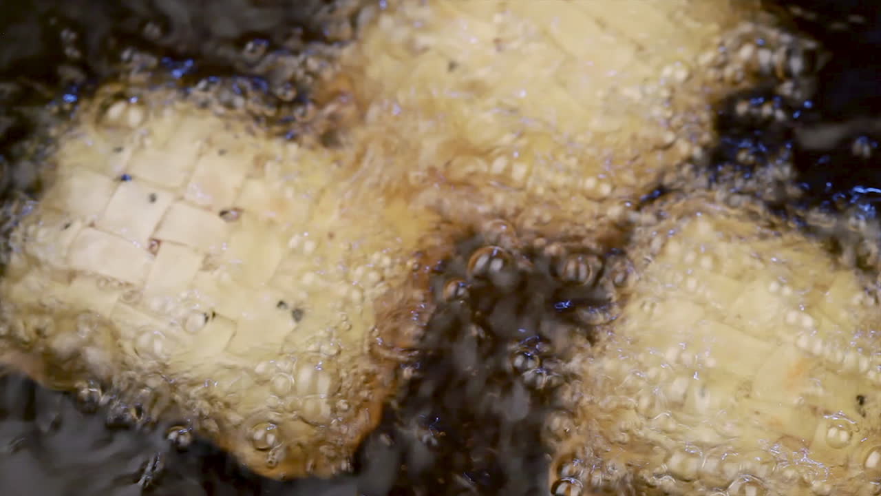 패스트 푸드 사모사 또는 파코라 조리법은 지글지글 뜨거운 기름, 4k 해상도로 요리 팬 매크로 또는 클로즈업 뷰에서 튀김을 튀깁니다.