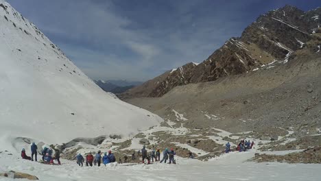 hermosos montañeros del himalaya en el pico del himalaya