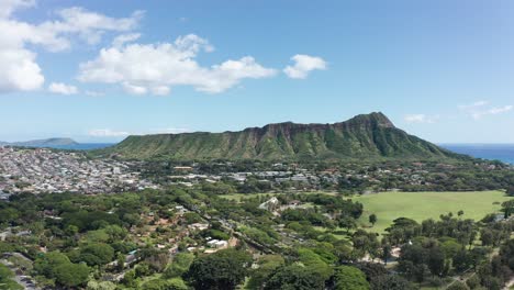 Wide-rising-aerial-shot-of-the-Diamond-Head-volcanic-formation-from-Waikiki-Beach-on-the-island-of-O'ahu,-Hawaii