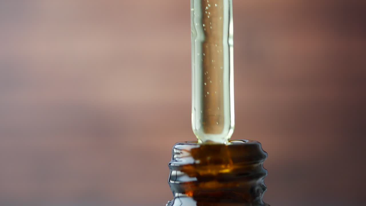 botella de gotero con líquido