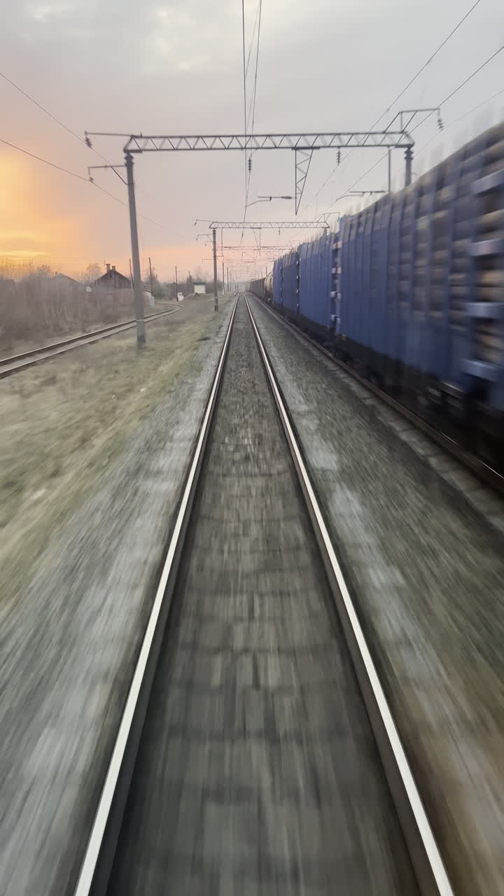 vías del tren al amanecer o al atardecer