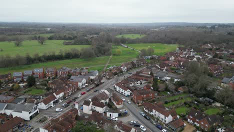 Ripley-Village,-Surrey,-Vereinigtes-Königreich,-Rückzugsdrohne,-Luftaufnahme,-Enthüllung-Von-4K-Aufnahmen