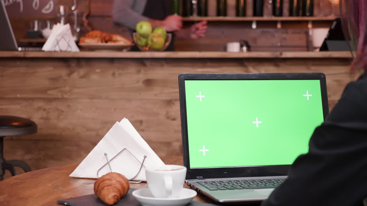 카페에서 녹색 화면으로 노트북