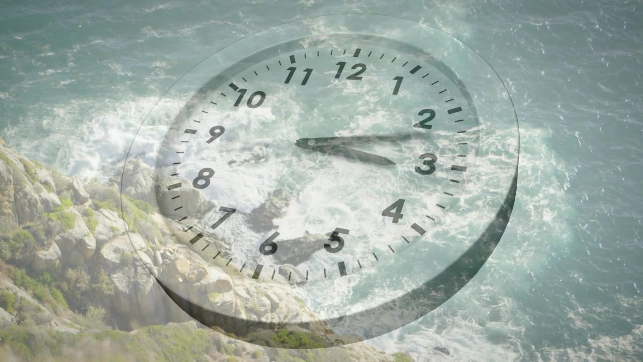 Sulla riva, che si svela attraverso lancette d'orologio trasparenti che si muovono in senso orario, mentre le onde si infrangono sulle rocce.