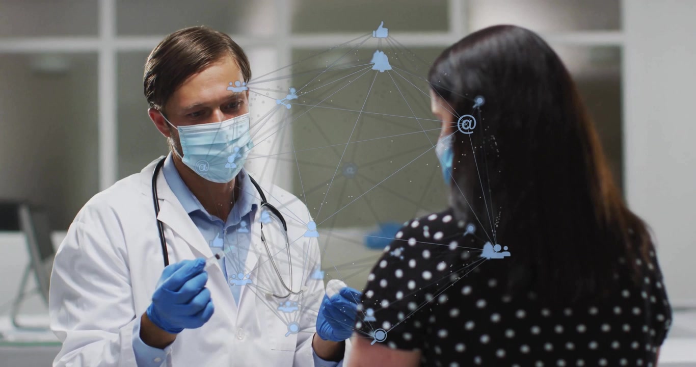 Médico usando luvas, levantando um swab nasal e um frasco enquanto demonstra o procedimento de amostragem ao paciente.