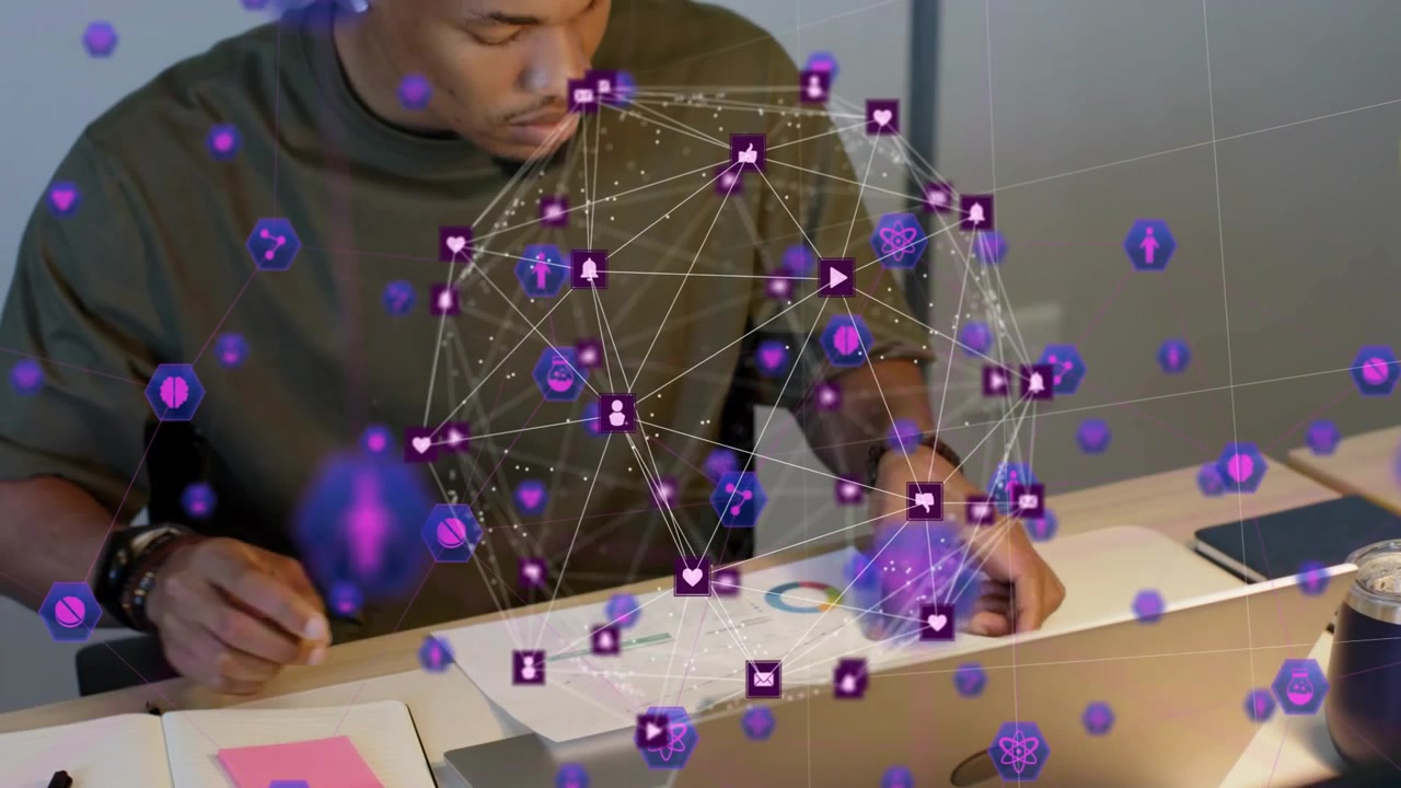 Hombre escribiendo notas, una red AR morada formándose sobre el portátil, usando el trackpad y revisando gráficos tecnológicos