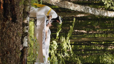 terapeuta mujer médico haciendo mujer relajante spa masaje facial con las manos al aire libre en el bosque