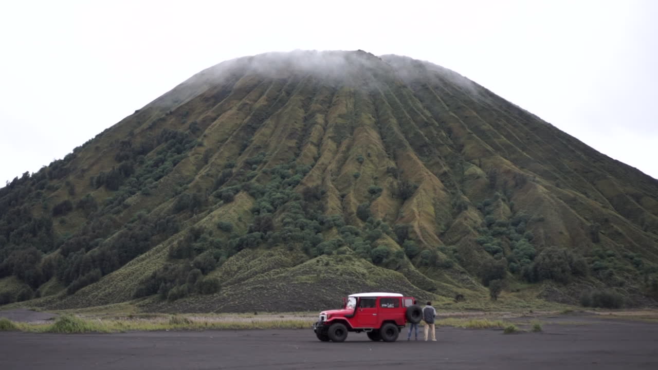 후지산 중앙에 주차된 붉은색 지프