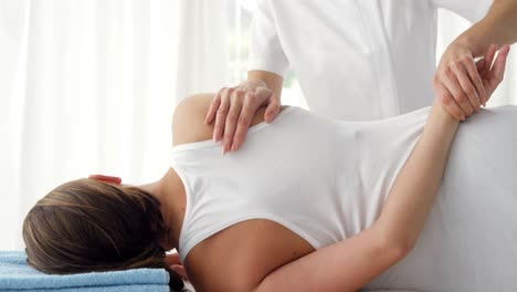 terapeuta masajeando a su paciente