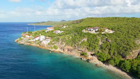 playa hundu y impresionantes casas de pueblos costeros con vistas al océano caribeño, curacao